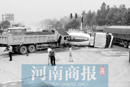 事故現場的附近居民稱，路口的紅綠燈從來沒亮過