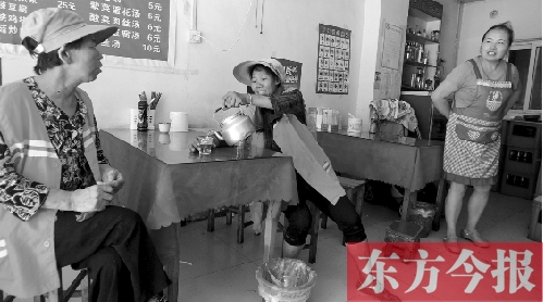 7月30日下午，鄭州市建設路一家面館老板毋女士，給兩位環(huán)衛(wèi)工端水解暑