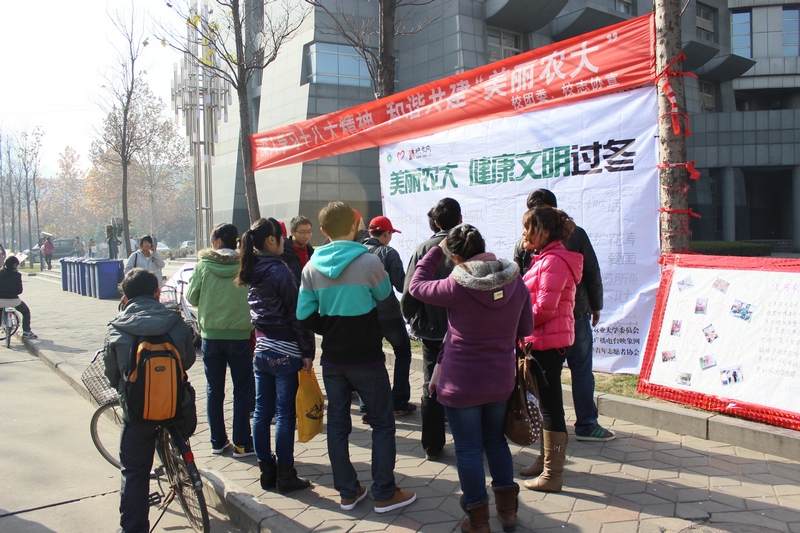 志愿者在現場布置場地 志愿者在現場布置場地