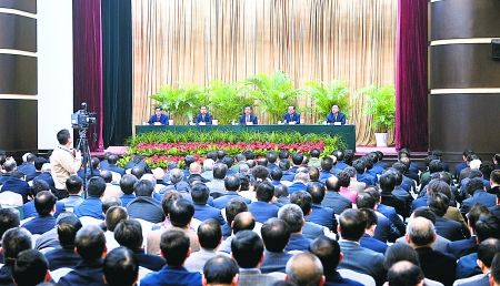 昨日，全市領(lǐng)導(dǎo)干部大會(huì)在渝州賓館舉行。 重慶日?qǐng)?bào)圖