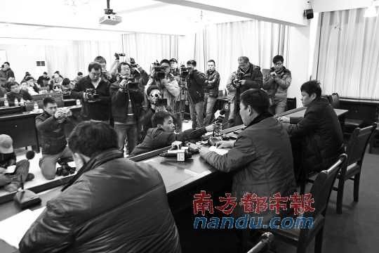 5日下午，河南蘭考縣召開新聞發(fā)布會(huì)，就民辦收養(yǎng)所火災(zāi)事故公開回應(yīng)。