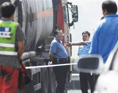 陜西“表哥”楊達才在車禍現場。資料圖