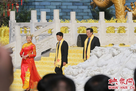 　河南省委書記、省人大常委會主任郭庚茂，河南省省長謝伏瞻敬獻(xiàn)花籃。映象網(wǎng)記者 邵恰 攝