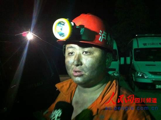 救援隊員出井時，滿臉煤灰，顯得十分疲憊。圖片為唐宗銀的隊友。（記者　李平　攝）