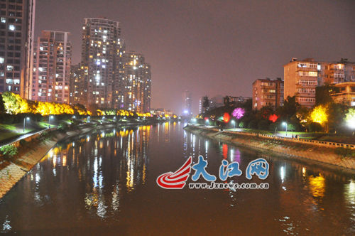 夜幕下的玉帶河，風景很好，但是臭氣熏天。