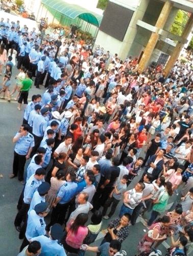 　考生家長圍堵在考點門口。 網絡截圖