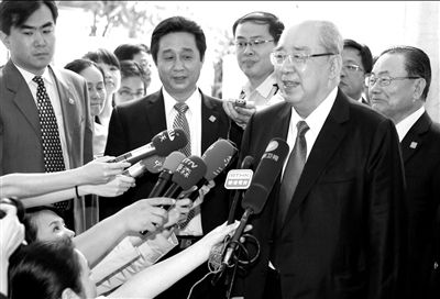吳伯雄率國(guó)民黨大陸訪問(wèn)團(tuán)抵達(dá)北京，在下榻的麗思卡爾頓酒店接受記者采訪。中新社發(fā)