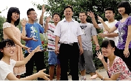 同學(xué)們用手臂連成光環(huán)，把班主任老師圍起來，表達(dá)對(duì)他的敬意和謝意。