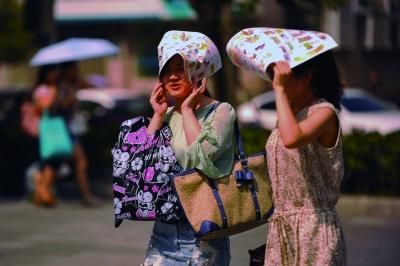 進(jìn)入7月份以來，南京出現(xiàn)了多個(gè)高溫天氣。本報(bào)資料圖片 劉瀏 攝