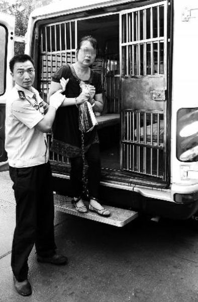 曹艷芳被帶出囚車，準(zhǔn)備到渭南市中級(jí)人民法院受審 程英晏 攝
