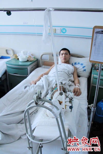 “如果有人肯幫我出4萬元的醫(yī)藥費，我愿意為他免費工作3年，多苦多累都行。”7月26日，躺在病床里上的