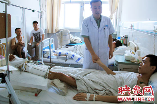 據(jù)仁濟(jì)醫(yī)院外傷科主任張明伍介紹，楊偉峰的小腿的創(chuàng)面已經(jīng)恢復(fù)得差不多了，治療情況還比較樂觀。但因為小腿