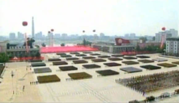 7月27日是《朝鮮停戰(zhàn)協(xié)定》簽署60周年紀念日，朝鮮在首都平壤舉行的盛大的閱兵儀式。圖為閱兵廣場。