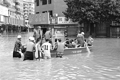 18日，廣東省清遠(yuǎn)市陽(yáng)山縣縣城,消防官兵合力推動(dòng)沖鋒舟，轉(zhuǎn)移被困學(xué)生。新華社發(fā)