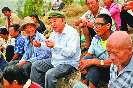 在唐莊，當?shù)厝罕娒看我姷絽墙鹩】傆姓f不完的知心話。記者 史長來 攝