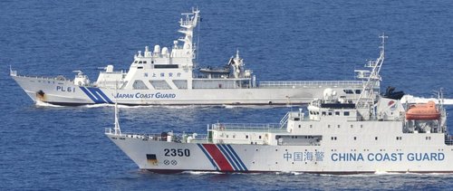 日本海上保安廳的4艘巡邏船則在數(shù)百米開(kāi)外與之并列航行，展開(kāi)一對(duì)一較量。