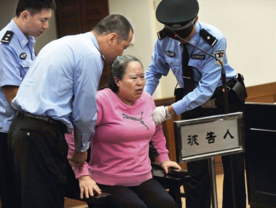 9月24日，在公訴人宣讀起訴書時，丁書苗因身體不停顫抖一度站立不穩，被法警扶住