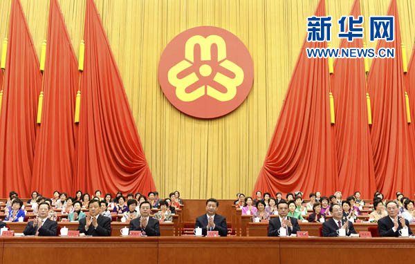 習近平、李克強、張德江、俞正聲、劉云山、王岐山、張高麗等在主席臺就座，祝賀大會召開。