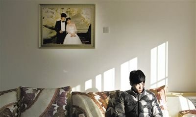 11月28日，青島膠南，丁海偉的婚房掛著與妻子的結婚照。如今妻子和未出世的孩子都已離世。新京報記者 周崗峰 攝