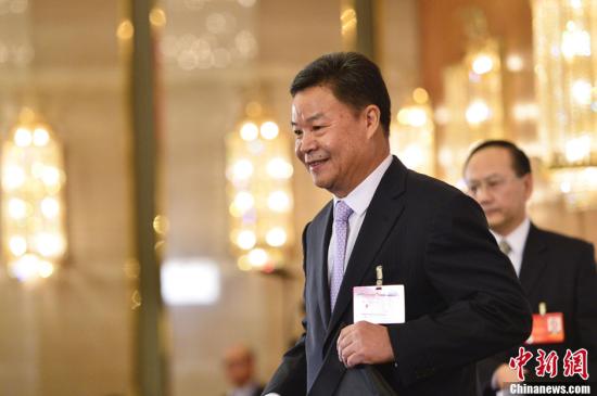 呂新華向中外媒體介紹本次大會有關情況并回答記者提問。中新社發 廖攀 攝