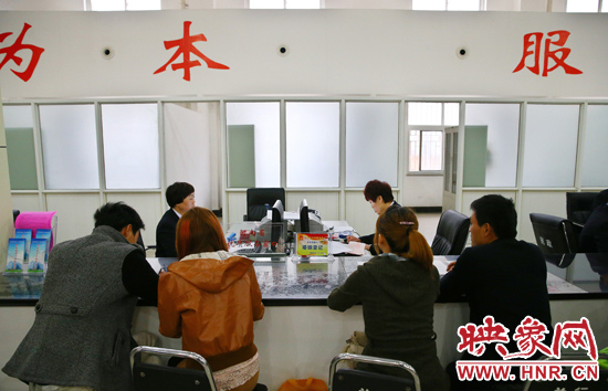 在陽光大廈一樓大廳內，分布著人社局、民政局等與群眾利益相關的民生服務窗口。