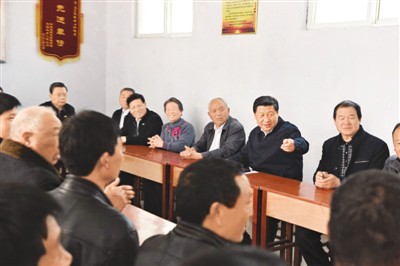 3月17日，習近平在河南省蘭考縣東壩頭鄉(xiāng)張莊村村委會與干部群眾座談，聽取意見和建議。