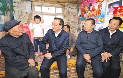 3月27日，李克強在內蒙古自治區(qū)翁牛特旗橋頭鎮(zhèn)太平莊村看望貧困戶。