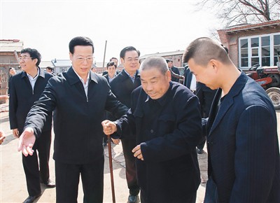 3月26日，張高麗在吉林省農安縣農安鎮(zhèn)小橋子村看望貧困戶王井山一家。
