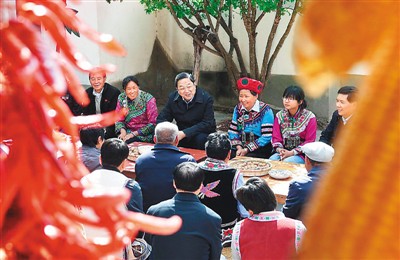 3月24日，俞正聲在云南省武定縣插甸鄉(xiāng)彝族小院農戶家中進行座談交流，聽取基層黨員群眾意見建議。
