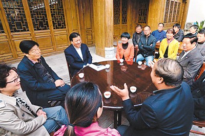 3月23日，劉云山在陜西省咸陽市禮泉縣煙霞鎮(zhèn)袁家村與基層干部群眾座談，聽取對教育實踐活動的意見建議。