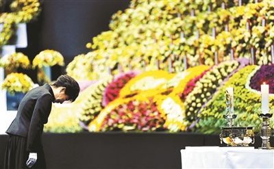 4月29日，韓國總統樸槿惠為“歲月”號沉沒客輪死難者默哀圖片/IC