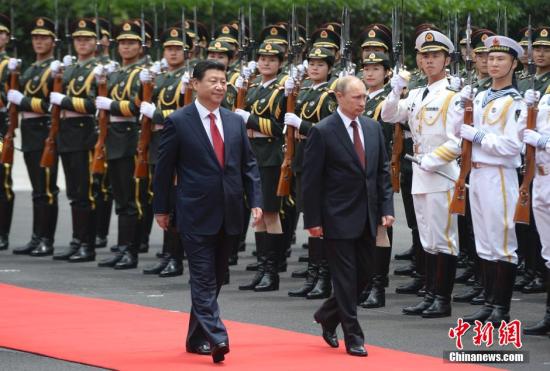 5月20日，中國國家主席習近平在上海舉行儀式歡迎俄羅斯總統普京訪華。中新社發 廖攀 攝