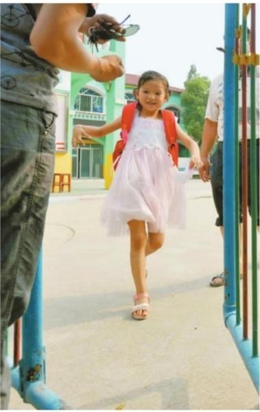 　　昨日，潛江市浩口鎮(zhèn)第三小學(xué)已被戒嚴(yán)，下午幼兒園學(xué)生放學(xué)時(shí)，一些家長(zhǎng)前來(lái)接孩子