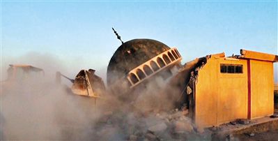 ISIS武裝人員駕駛推土機(jī)推倒一座清真寺的墻體。