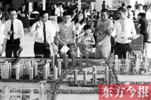 昨天上午，在鄭州市區(qū)一售樓部?jī)?nèi)，看房的顧客比平時(shí)多了不少