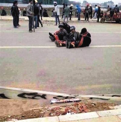 14日，沖突現(xiàn)場(chǎng)，幾名頭戴鋼盔的人被捆綁著。圖/東方IC