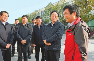 　11月4日下午,省委書記、省人大常委會(huì)主任郭庚茂在襄城縣精美鞋業(yè)有限公司調(diào)研。記者 杜小偉/攝