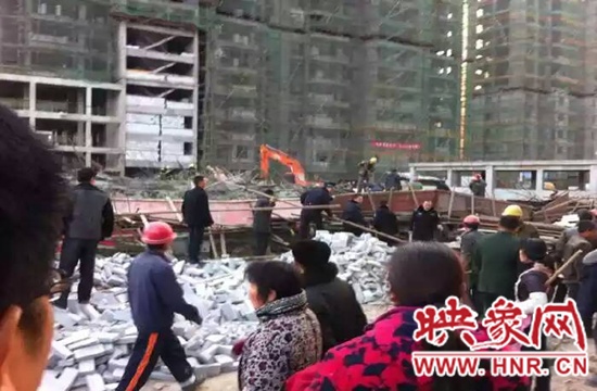 圖為事故現(xiàn)場情況，當(dāng)?shù)厝罕姽﹫D。