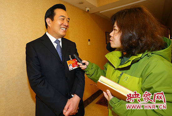 全國人大代表、省人大常委會委員、鄭州市人大常委會主任、黨組書記白紅戰接受采訪。
