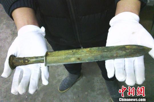 河南發(fā)掘戰(zhàn)國(guó)至東漢墓葬群 出土罕見青銅劍、戈（圖）