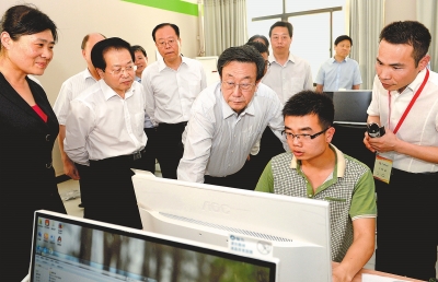 　　5月22日，省委書記、省人大常委會主任郭庚茂在河南網商園調研。記者杜小偉攝