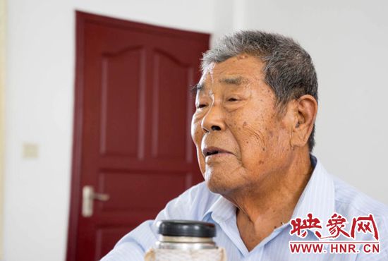 張計發正在講述抗戰故事