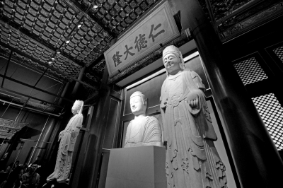 北齊石佛像和菩薩像。京華時報記者 王海欣 攝 北齊石佛像和菩薩像。京華時報記者 王海欣 攝