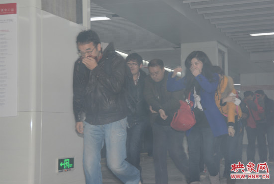 演習(xí)中，地鐵乘客從地鐵車廂中跑出。