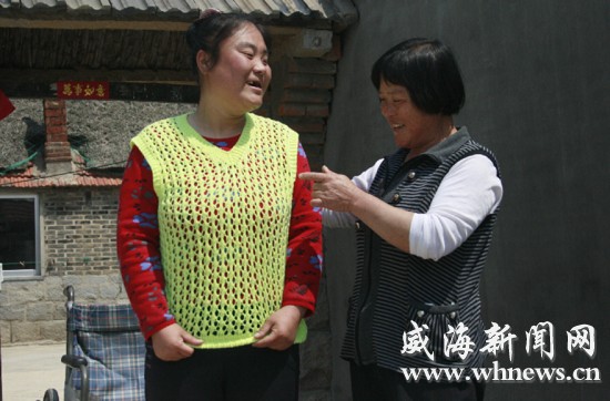 王炳鳳正在陪女兒鍛煉。記者 李偉 攝