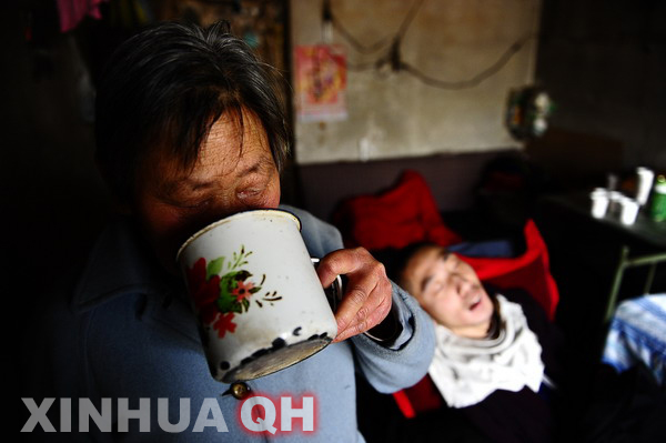 3月29日，楊林睡著了，母親邵秀景喝上一口水。