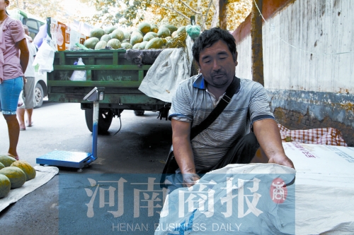 錢包就裝在這個(gè)編織袋里，枕在老陳頭下，沒想到還是被偷走了 實(shí)習(xí)生 唐韜/攝