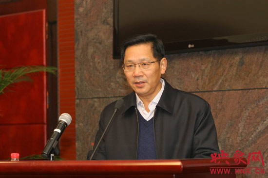 河南人民廣播電臺(tái)臺(tái)長(zhǎng)李新全在映象網(wǎng)上線(xiàn)儀式上講話(huà)