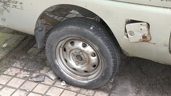 小面包車(chē)的輪胎已經(jīng)基本脫離了輪轂。