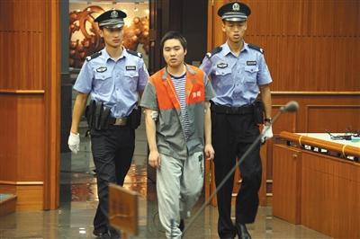 昨天上午，強(qiáng)奸幼女的楊某被帶進(jìn)法庭聽候?qū)ψ约旱慕K審判決。通訊員 李佳 攝
